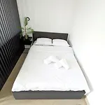 Relax Centrum Lux Mattress-bath-netflix Apartman Varsó
